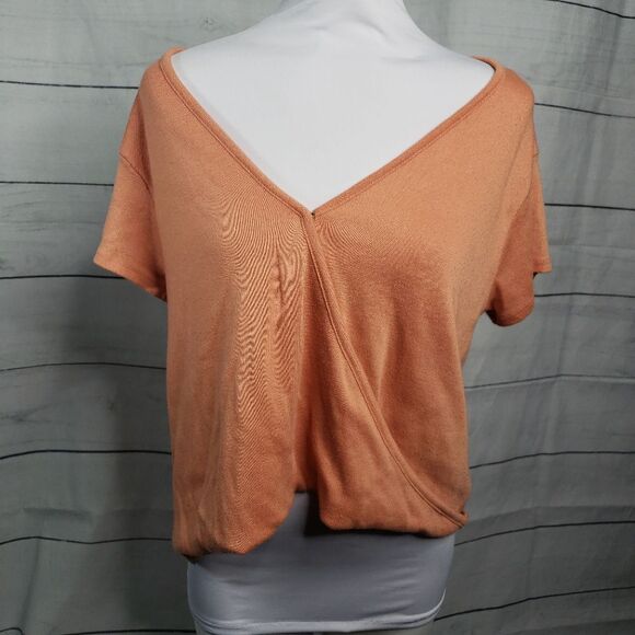 We The Free Deep v peach top small - Picture 1 of 5